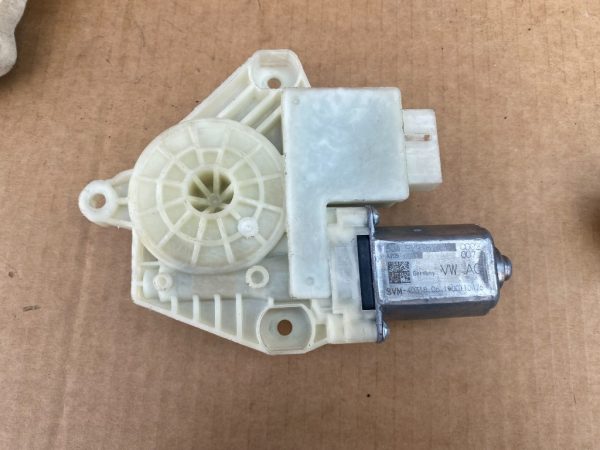 Motoras macara geam stanga spate VW Golf 7 5Q4959811F 5Q4 959 811 F - Dezmembrari Auto