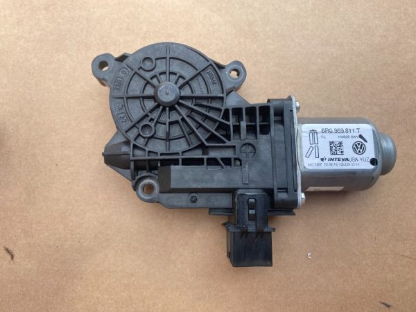 Motoras macara geam stanga spate VW Jetta 2017 6R0959811T 6R0 959 811 T - Dezmembrari Auto