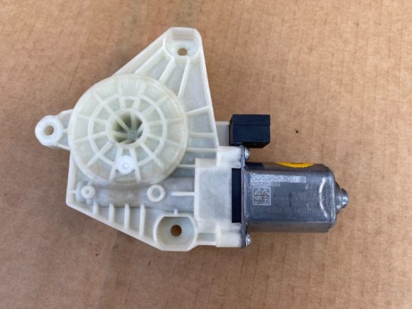 Motoras macara geam stanga spate VW Passat B8 5Q4959801C 5Q4 959 801 C - Dezmembrari Auto