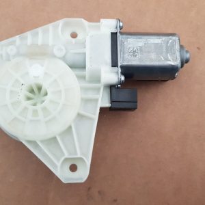 Motoras macara geam stanga spate VW Passat B8 5Q4959802D 5Q4 959 802 D - Dezmembrari Auto