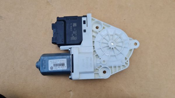 Motoras macara geam stanga spate VW Passat CC 3C8959795 3C8 959 795 - Dezmembrari Auto