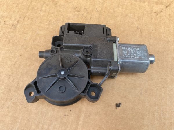Motoras macara geam stanga spate VW Polo 6R 6R0959811N 6R0 959 811 N - Dezmembrari Auto