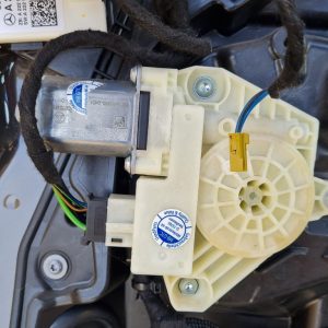 Motoras macara geam usa dreapta fata Mercedes C Class W205 A2059060113 A 205 906 01 13 - Dezmembrari Auto
