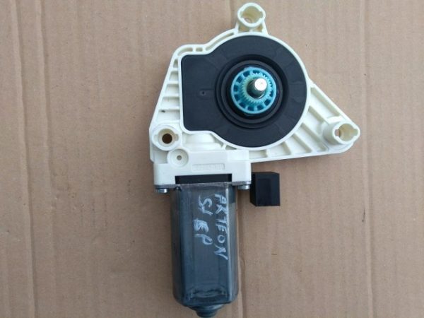 Motoras macara stanga spate 5Q4959802B 5Q4 959 802 B - Dezmembrari Auto