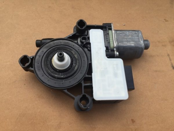 Motoras macara dreapta spate VW Sportsvan 2018 5Q0959812D 5Q0 959 812 D - Dezmembrari Auto