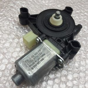 Motoras macara usa dreapta fata VW Tiguan 2017 5Q0 959 801 B 5Q0959801B - Dezmembrari Auto