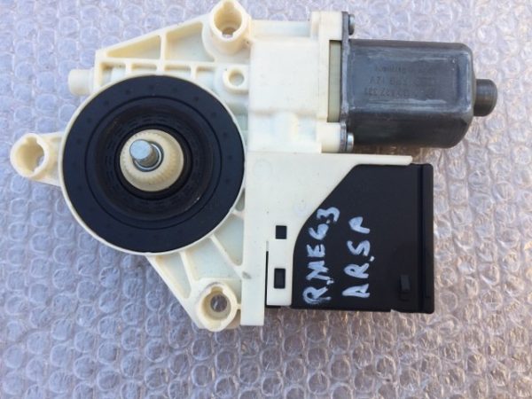 Motoras macara usa dreapta spate Renault Megane 3 827306548R - Dezmembrari Auto