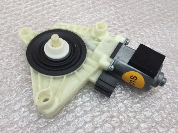Motoras macara usa dreapta fata VW Passat B8 5Q4 959 802 B 5Q4959802B - Dezmembrari Auto
