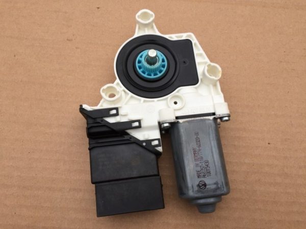 Motoras macara usa dreapta spate VW Tiguan 2016 2.0 CUV 5N0 959 704 F 5N0959704F - Dezmembrari Auto