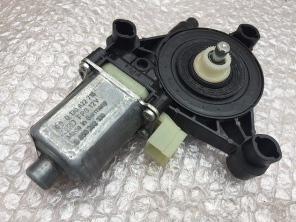 Motoras macara usa stanga fata VW Tiguan 5Q0 959 802 B 5Q0959802B - Dezmembrari Auto