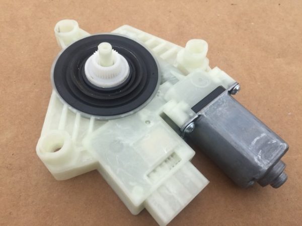 Motoras macara usa stanga spate VW Golf 7 5Q4959811D 5Q4 959 811 D - Dezmembrari Auto