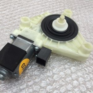 Motoras macara usa stanga spate VW Passat B8 5Q4 959 802 C 5Q4959802C - Dezmembrari Auto