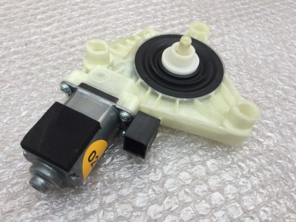 Motoras macara usa stanga spate VW Passat B8 5Q4 959 802 C 5Q4959802C - Dezmembrari Auto