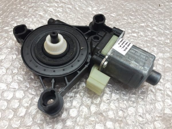 Motoras macara usa stanga spate VW Tiguan 2017 5Q0 959 801 A 5Q0959801A - Dezmembrari Auto