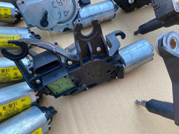 Motoras stergator haion VW Touran 1T0955711A 1T0 955 711 A - Dezmembrari Auto