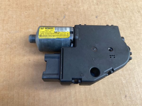 Motoras trapa VW Tiguan 5N 8R0959591A 8R0 959 591 A - Dezmembrari Auto