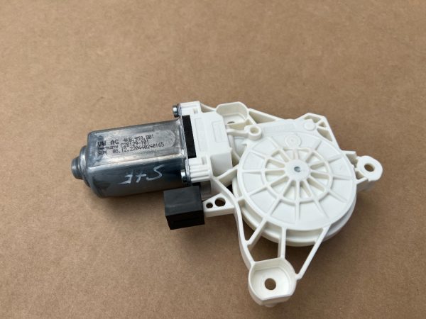 Motoras usa stanga fata VW Passat B8.5 din 2023 la 0 km 4K0959801 4K0 959 801 - Dezmembrari Auto