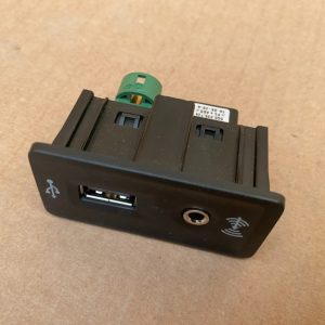 Mufa USB AUX VW Golf 7 2016 5G0035222 5G0 035 222 la 0 km - Dezmembrari Auto