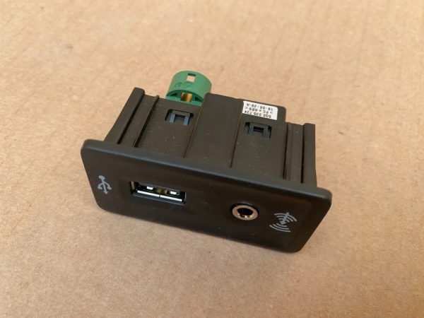 Mufa USB AUX VW Golf 7 2016 5G0035222 5G0 035 222 la 0 km - Dezmembrari Auto