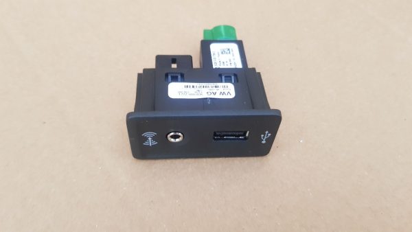 Mufa USB AUX VW Golf 7 5G0035222E 5Q0035726E - Dezmembrari Auto