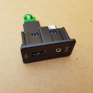 Mufa USB AUX VW Jetta 2016 5G0035222E 5Q0035726E - Dezmembrari Auto