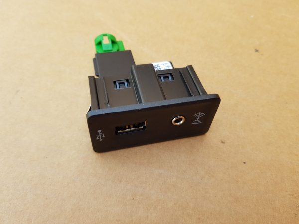 Mufa USB AUX VW Jetta 2016 5G0035222E 5Q0035726E - Dezmembrari Auto