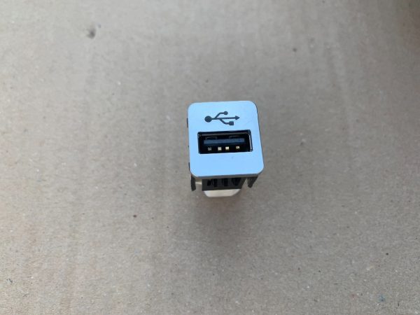 Mufa USB BMW G11 G12 Seria 7 2017 9368857 - Dezmembrari Auto