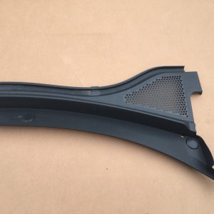 Ornament / grila stergator dreapta VW 5Q0819404 5Q0819404 - Dezmembrari Auto