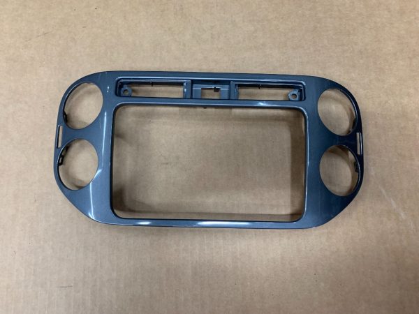Ornament grile ventilatie / display VW Tiguan 5n 5N0858069J 5N0 858 069 J - Dezmembrari Auto
