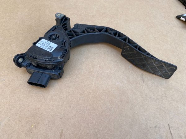 Pedala acceleratie Audi A4 B8 8K1721523 8K1 721 523 - Dezmembrari Auto
