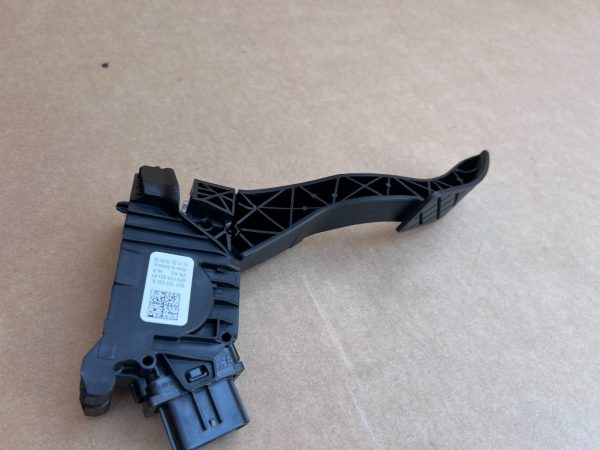 Pedala acceleratie VW Passat B8.5 din 2023 la 0 km 5Q1723503K 5Q1 723 503 K - Dezmembrari Auto