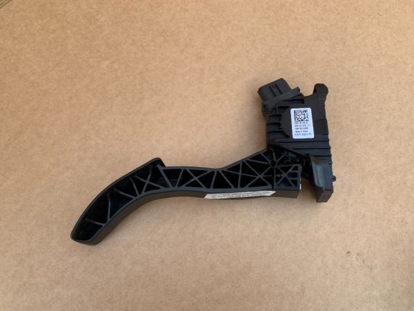 Pedala acceleratie VW Passat B8 magotan 5QD723503B 5QD 723 503 B - Dezmembrari Auto