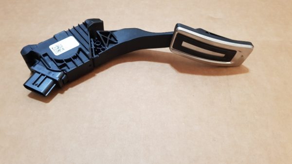 Pedala acceleratie VW Passat B8 volan dreapta 5Q2723503D 5Q2 723 503 D - Dezmembrari Auto