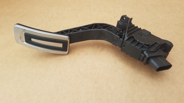 Pedala acceleratie VW Passat B8 volan dreapta 5Q2723503D 5Q2 723 503 D - Dezmembrari Auto