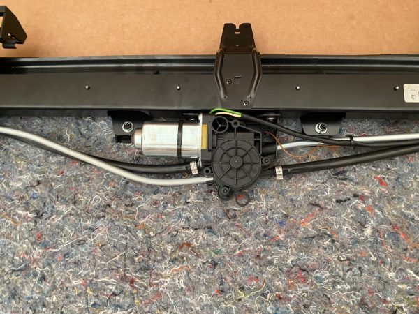 Perdeluta electrica VW Passat CC 3C8861325 3C8 861 325 - Dezmembrari Auto - imagine 3