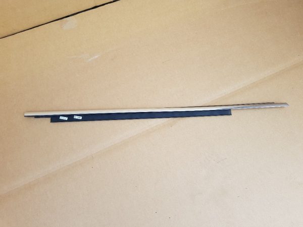 Perie geam cromata dreapta fata Audi A4 B8 8K0853284G 8K0 853 284 G - Dezmembrari Auto