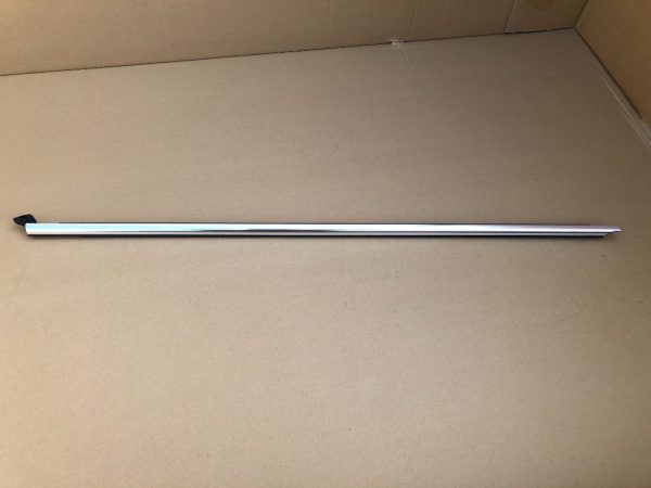 Perie geam cromata usa dreapta spate VW Passat B8 limuzina 3G5839476M 3G5 839 476 M - Dezmembrari Auto