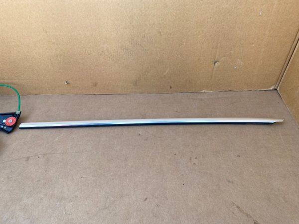 Perie geam cromata usa stanga fata Audi A5 F5 2018 8W8853283 8W8 853 283 - Dezmembrari Auto