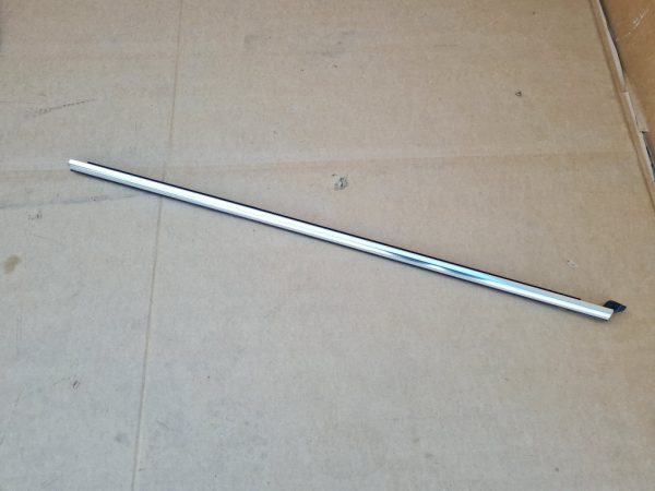 Perie geam cromata usa stanga spate VW Passat B8 combi - Dezmembrari Auto