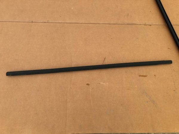 Perie geam dreapta fata VW Golf 7 5G4837478E 5G4 837 478 E - Dezmembrari Auto