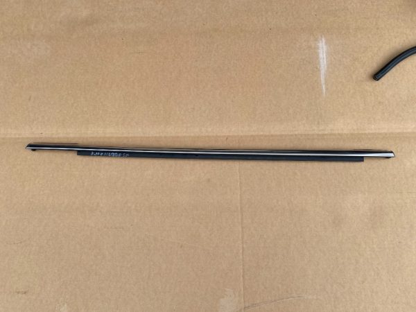 Perie geam exterioara cromata usa dreapta spate Ford Mondeo Mk5 2018 - Dezmembrari Auto