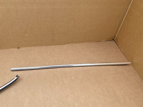 Perie geam stanga fata cromata VW Passat B8 3G0837475A 3G0 837 475 A - Dezmembrari Auto