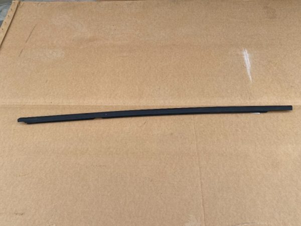 Perie geam usa stanga spate exterioara VW Golf 7 2019 5G6839477F 5G6 839 477 F la 0 km - Dezmembrari Auto