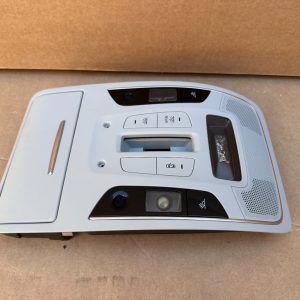 Plafoniera led modelul cu trapa Audi A6 C7 din 2016 4G0947135F 4G0 947 135 F la 0 km - Dezmembrari Auto