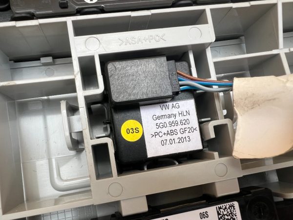 Plafoniera VW Golf 7 variant model cu trapa 5G0867591B 5G0 867 591 B 5G1947105R 5G1 947 105 R - Dezmembrari Auto - imagine 5