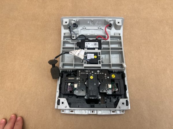Plafoniera VW Golf 7 variant model cu trapa 5G0867591B 5G0 867 591 B 5G1947105R 5G1 947 105 R - Dezmembrari Auto - imagine 6