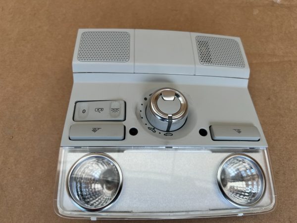 Plafoniera VW Jetta la 0 km cu lumini ambientale 1K0947133E 1K0 947 133 E - Dezmembrari Auto