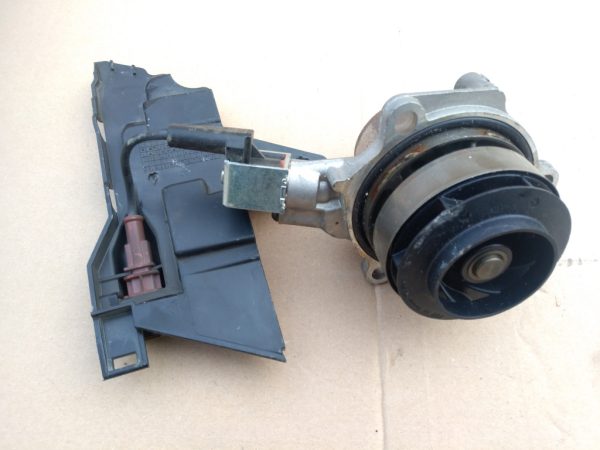 Pompa apa Audi A3 8V 04L121011E 04L 121 011 E - Dezmembrari Auto
