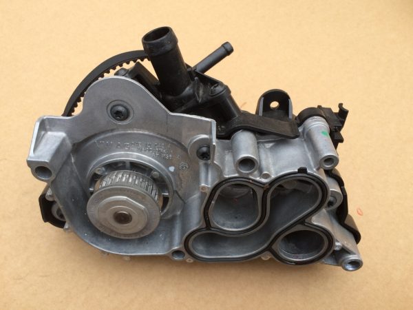 Pompa apa Audi A3 8V E-TRON 04E121042A 04E 121 042 A - Dezmembrari Auto