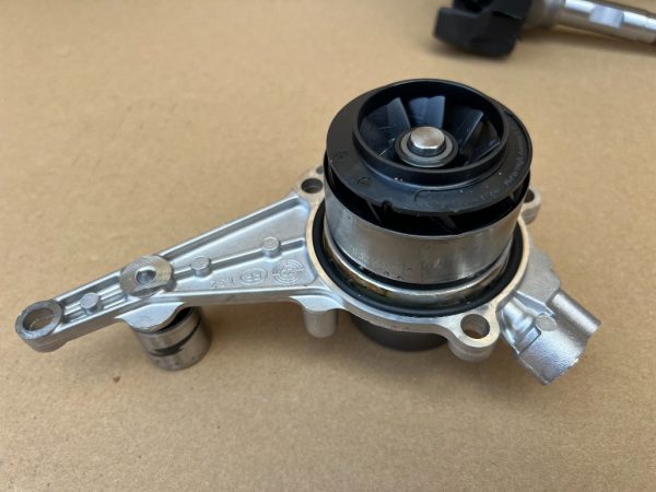 Pompa apa la 0 km VW Caddy din 2023 010220802RT - Dezmembrari Auto